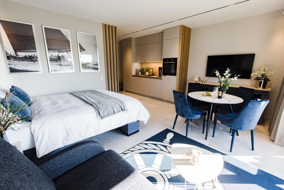 Bed, TV and multimedia, Kitchen or kitchenette, Living room, Photo of the whole room, Seating area, Dining area, Bedroom