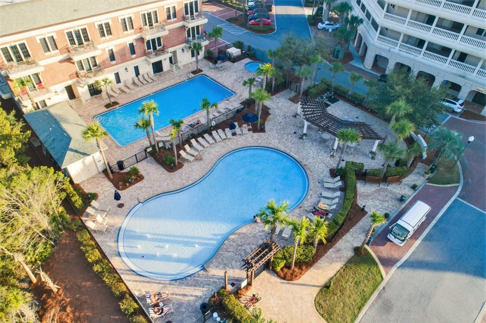 Property building, Restaurant/places to eat, People, People, People, Neighbourhood, Natural landscape, On-site shops, Balcony/Terrace, On site, Guests, Guests, Guests, Area and facilities, Shopping Area, Swimming pool, children, children, children, young children, young children, young children, older children, older children, older children, group of guests, group of guests, group of guests, Family, Family, Family, sunbed