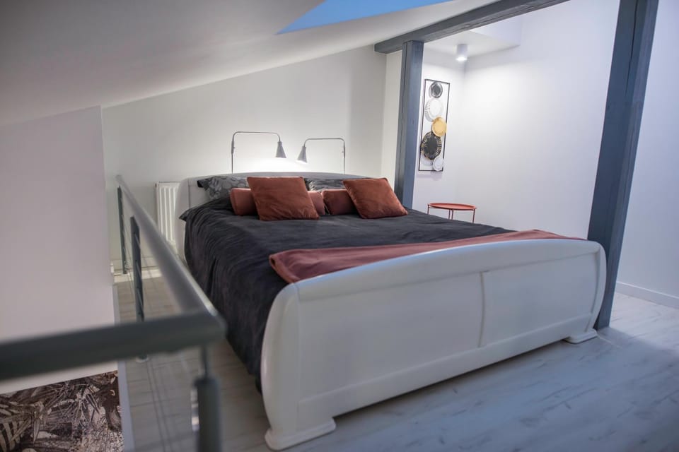 Bed, Photo of the whole room, Bedroom