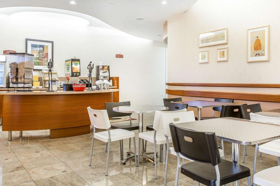 Restaurant/places to eat, Dining area, On site, Breakfast