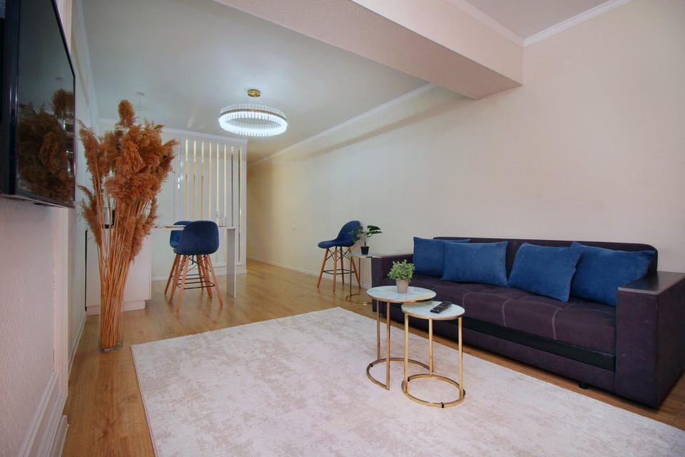 Photo of the whole room, Seating area