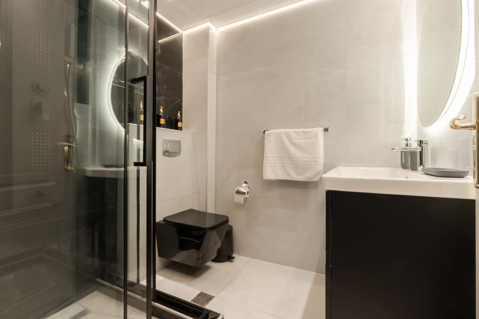 Shower, Toilet, Bathroom, towels