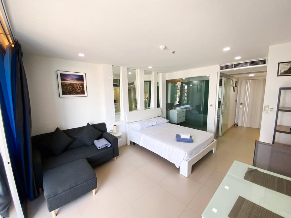 Bed, Living room, Photo of the whole room