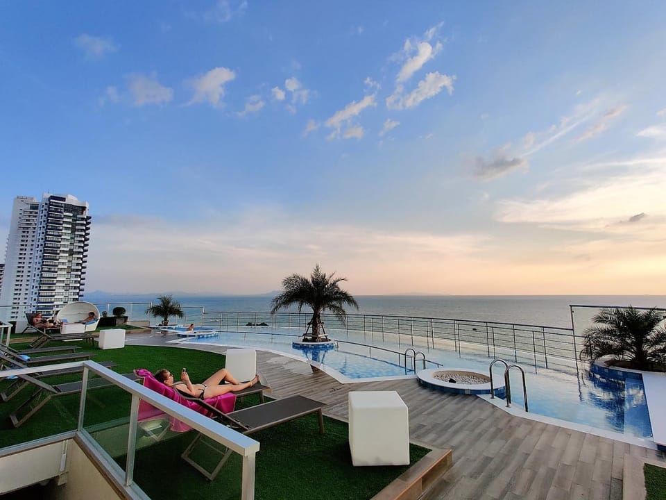 Sea view, Swimming pool, sunbed