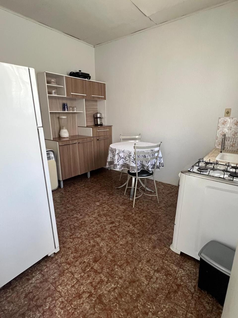 Kitchen or kitchenette, Dining area, oven, stove