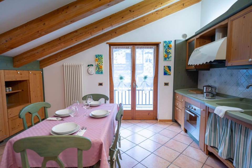 Kitchen or kitchenette, Dining area