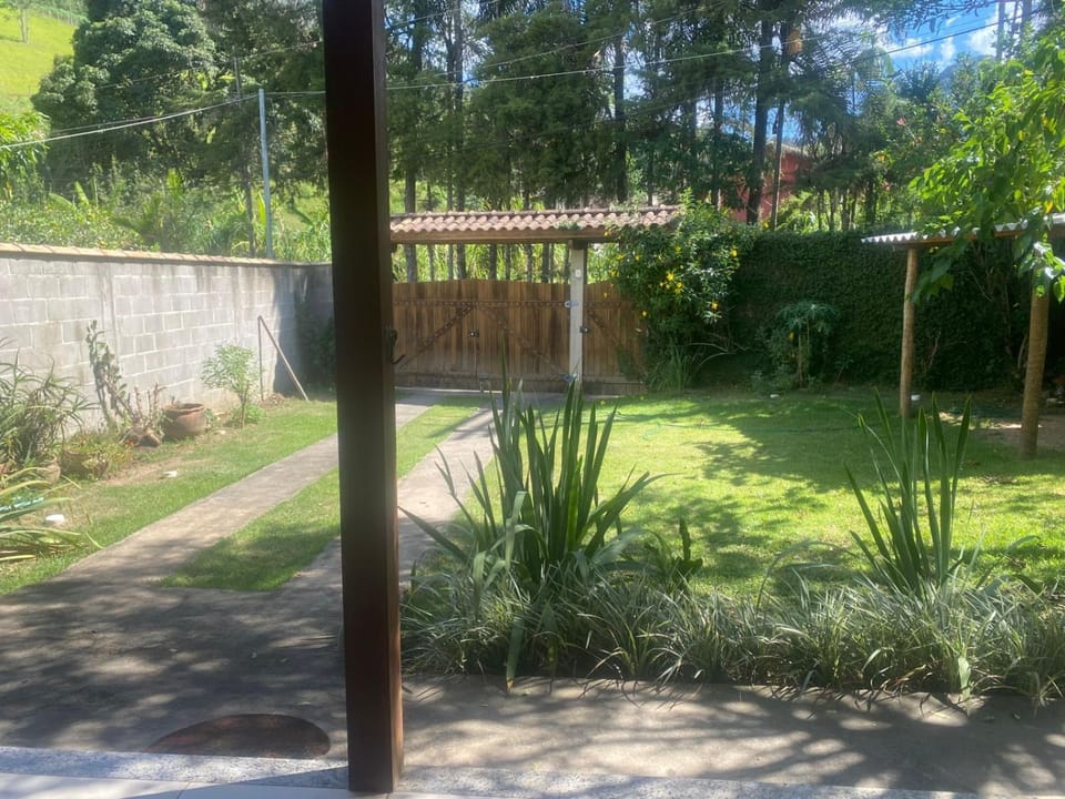 Lumiar casa solar churrasqueira com 3 quartos sendo um suíte arejada, jardim a 700m do centro House in State of Rio de Janeiro
