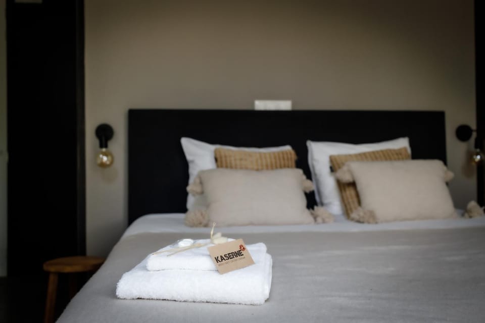 Bed, Bedroom, towels