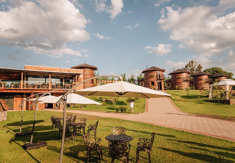 Property building, Restaurant/places to eat, Spring, Day, Natural landscape, Garden, Garden view
