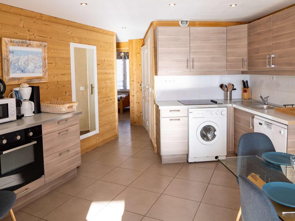 Val Thorens - Appt 6 pers rénové, 2 chambres, WiFi, loc. à skis, proche pistes - FR-1-637-28 Apartment in Les Allues
