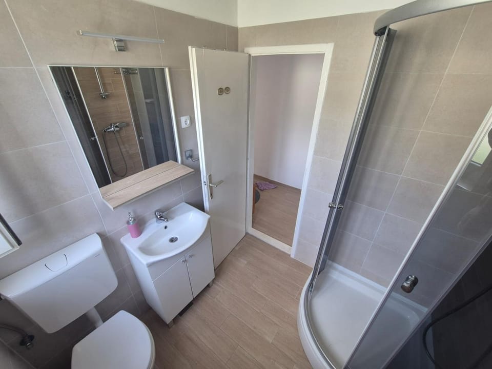 Shower, Toilet, towels