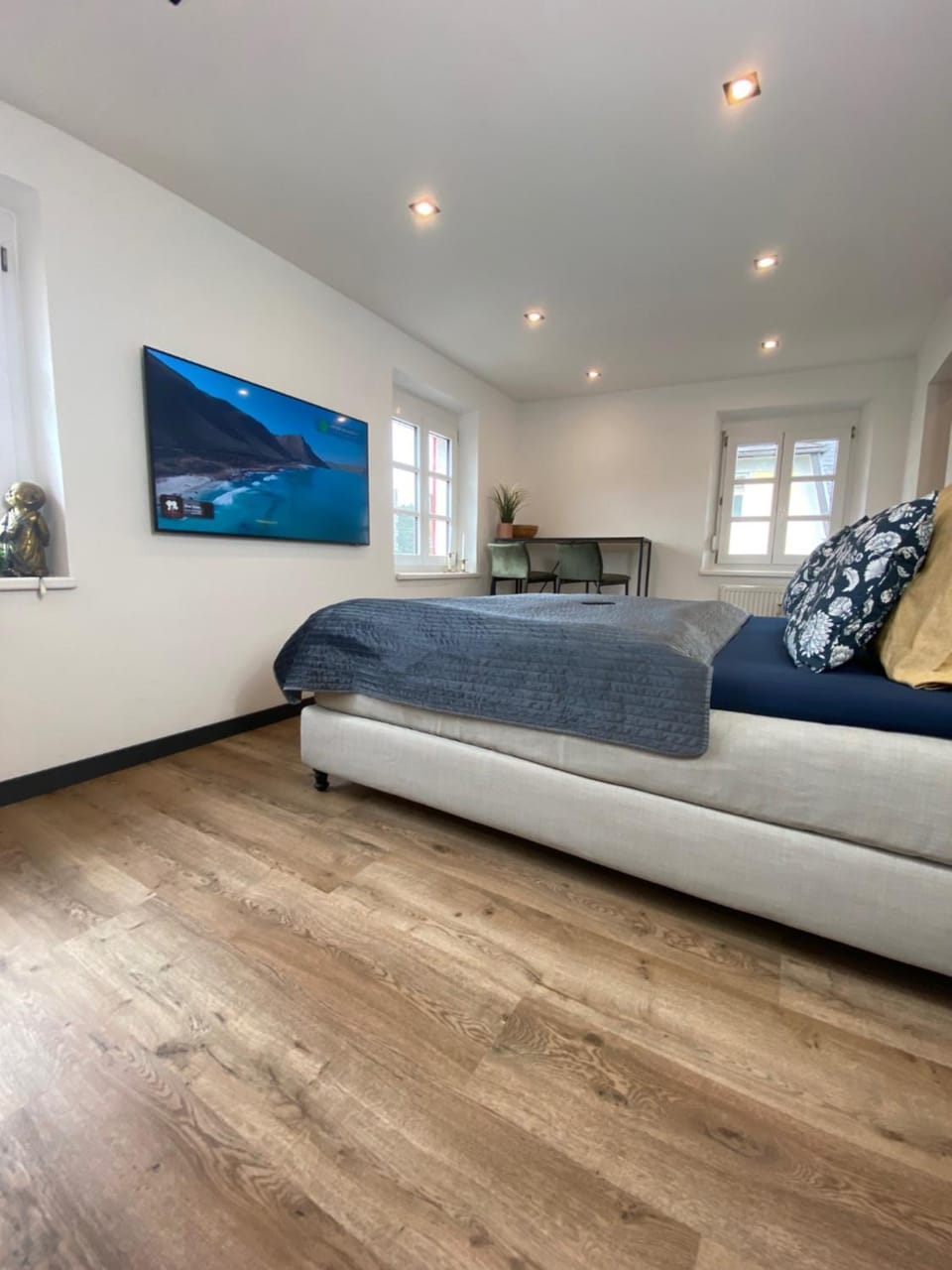 Bed, TV and multimedia, Photo of the whole room, Seating area, Bedroom
