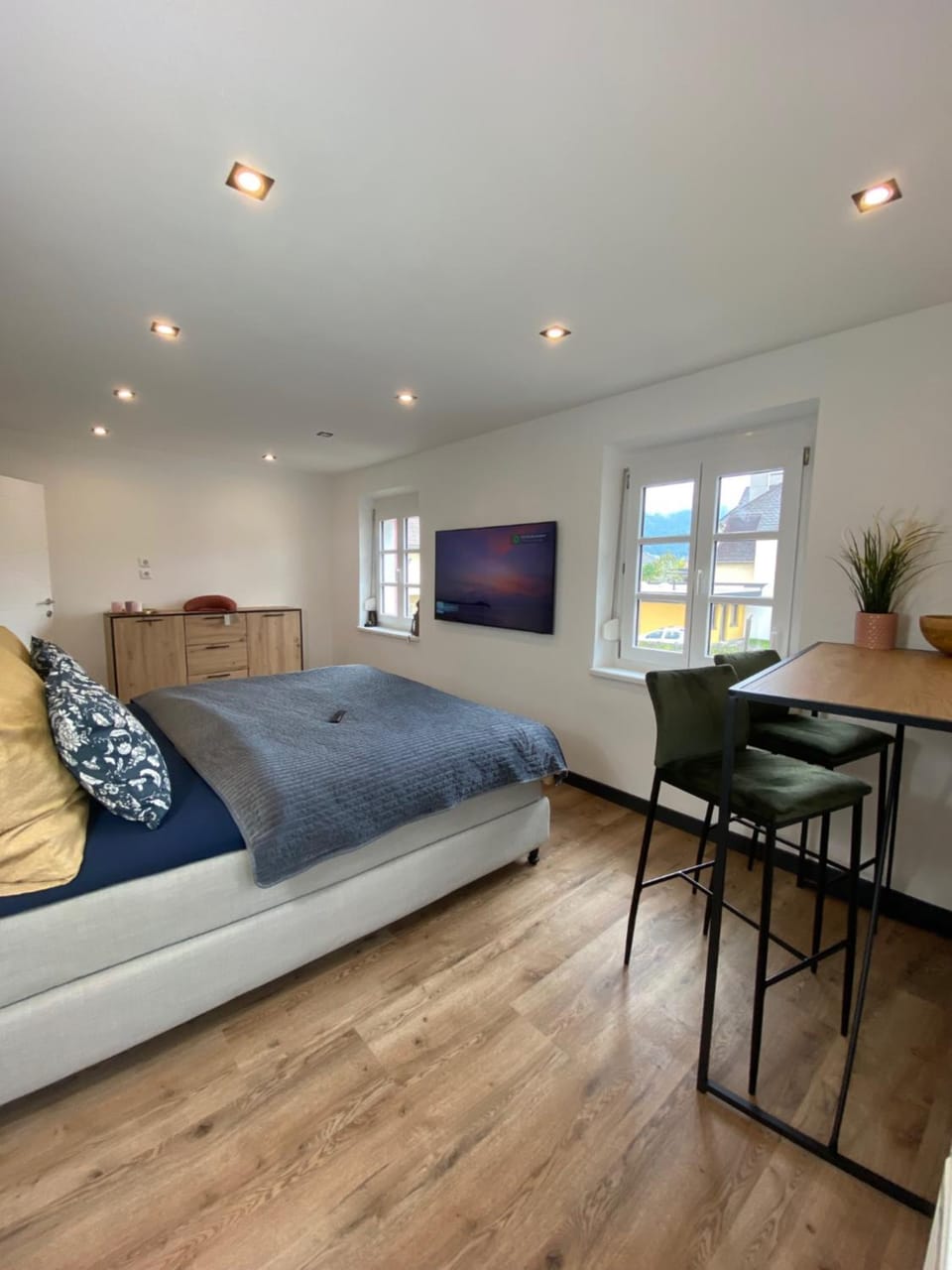 Photo of the whole room, Seating area, Bedroom