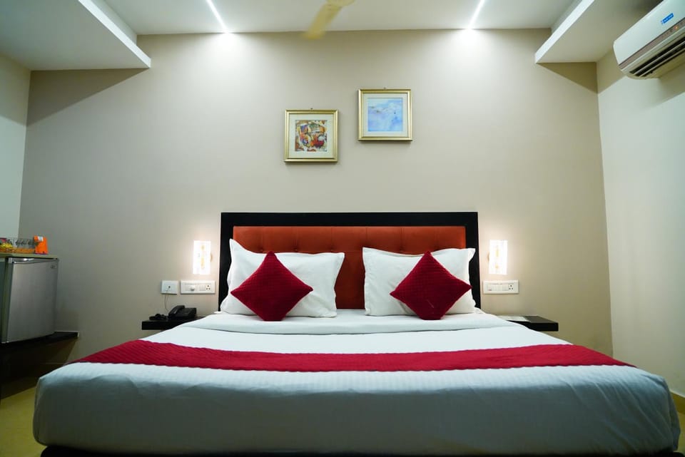 Photo of the whole room, Bedroom, air conditioner