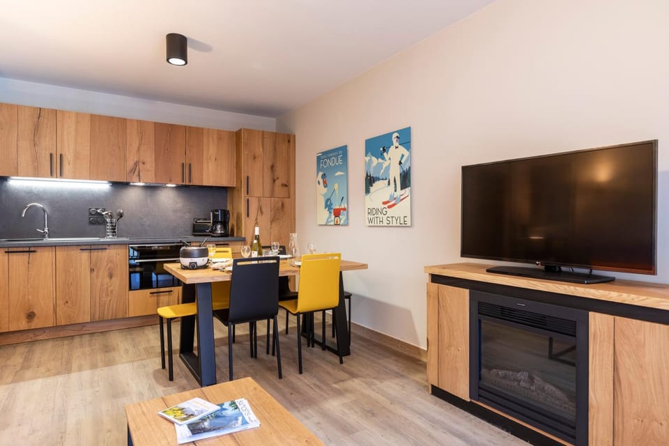 Communal lounge/ TV room, Dining area, stove