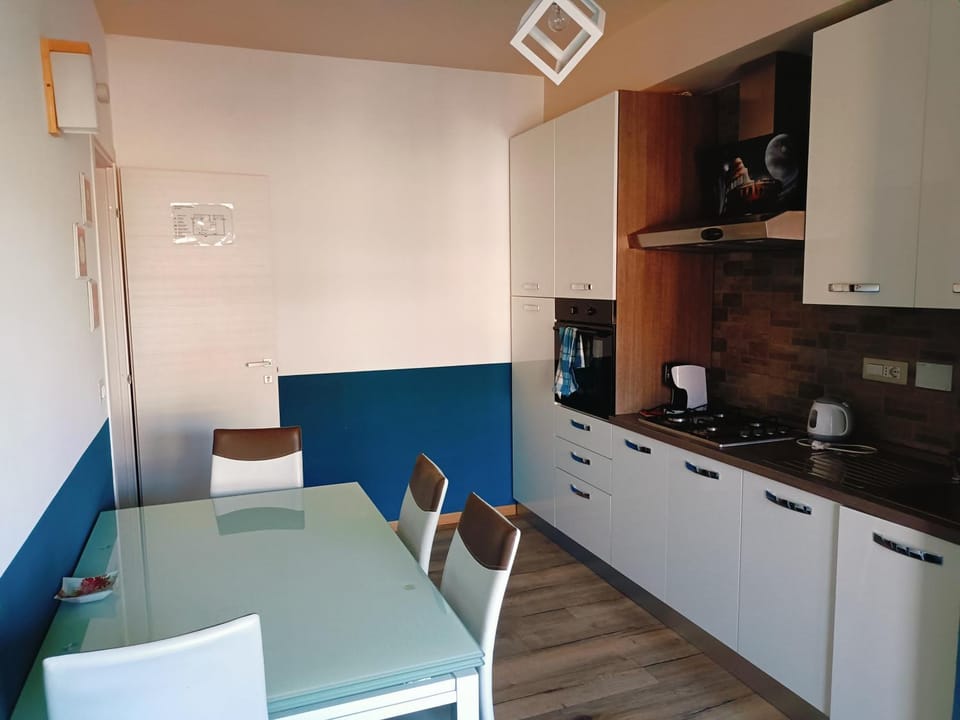Kitchen or kitchenette, Dining area, stove
