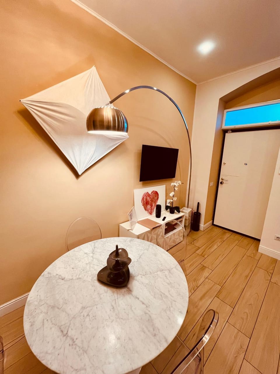 Day, TV and multimedia, Living room, Seating area, Dining area