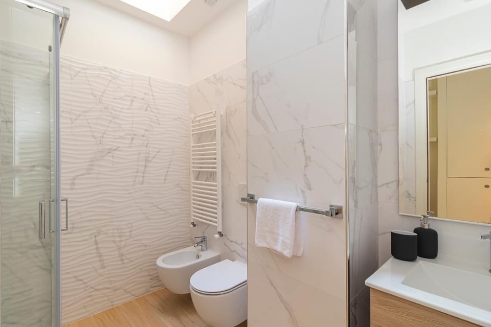 Shower, Toilet, Bathroom, bidet, towels
