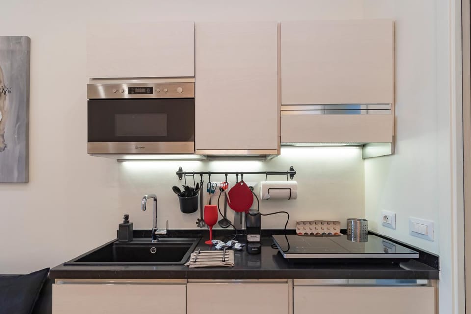 Coffee/tea facilities, Kitchen or kitchenette, microwave, minibar, oven, stove