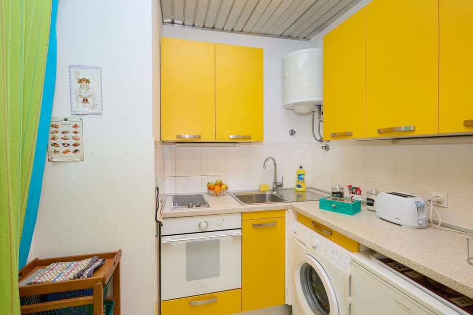 Kitchen or kitchenette, washing machine