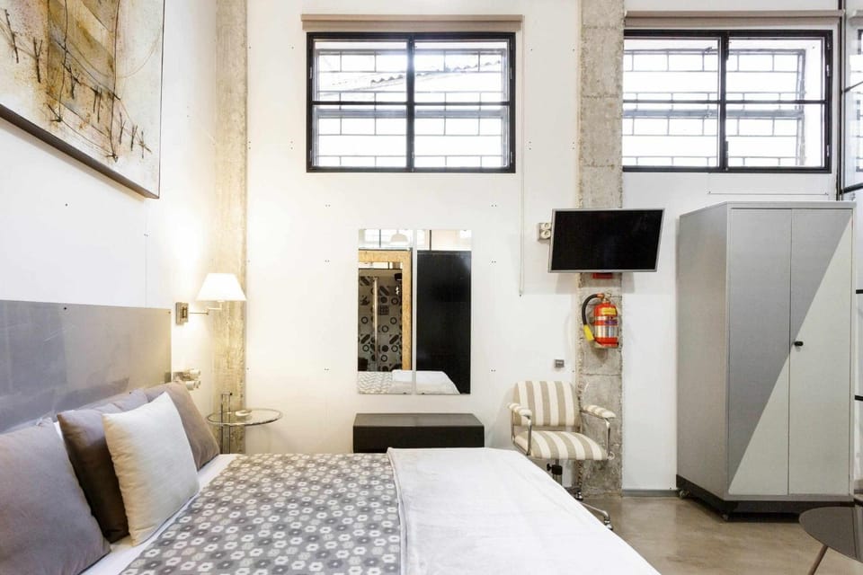 Bed, TV and multimedia, Decorative detail, Bedroom