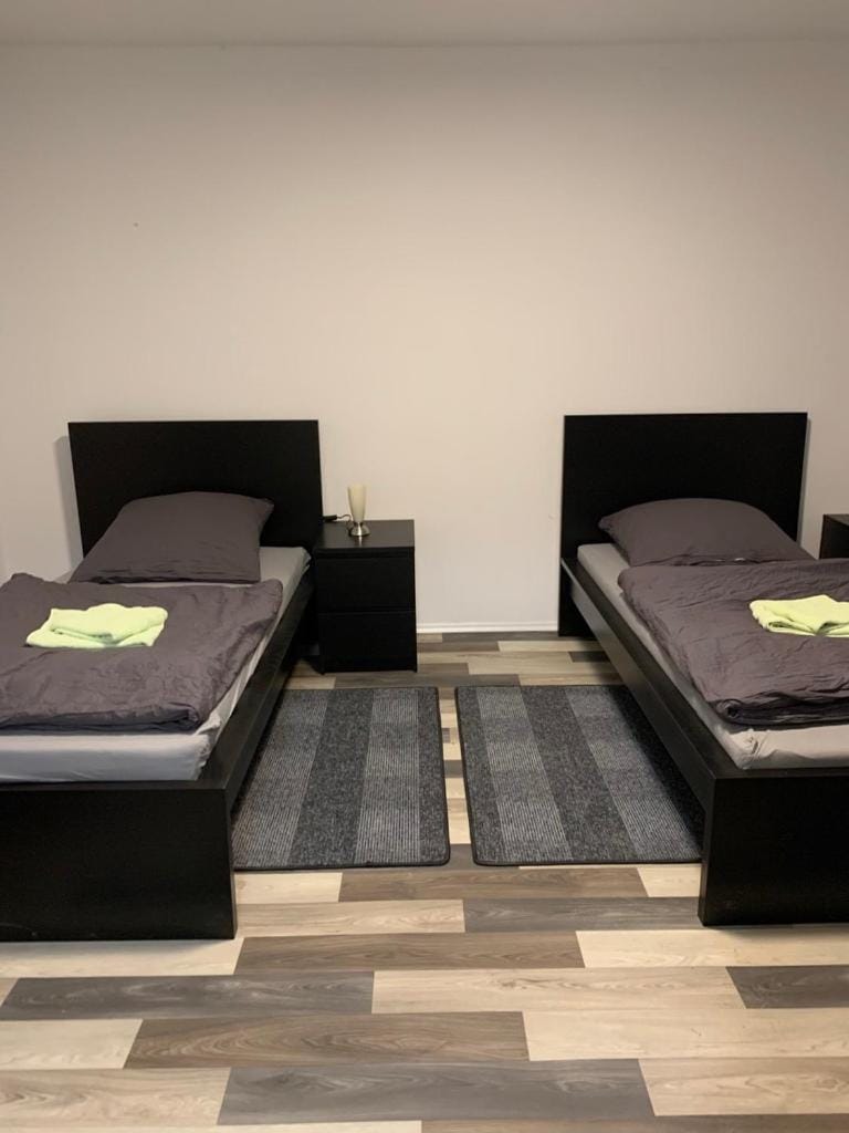 Monteurzimmer Oberlistingen Zweibettzimmer mit 2 Bädern Vacation rental in Hesse
