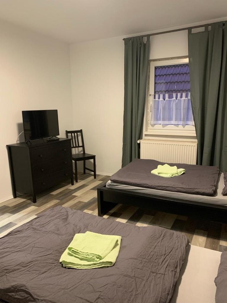 Monteurzimmer Oberlistingen Zweibettzimmer mit 2 Bädern Vacation rental in Hesse