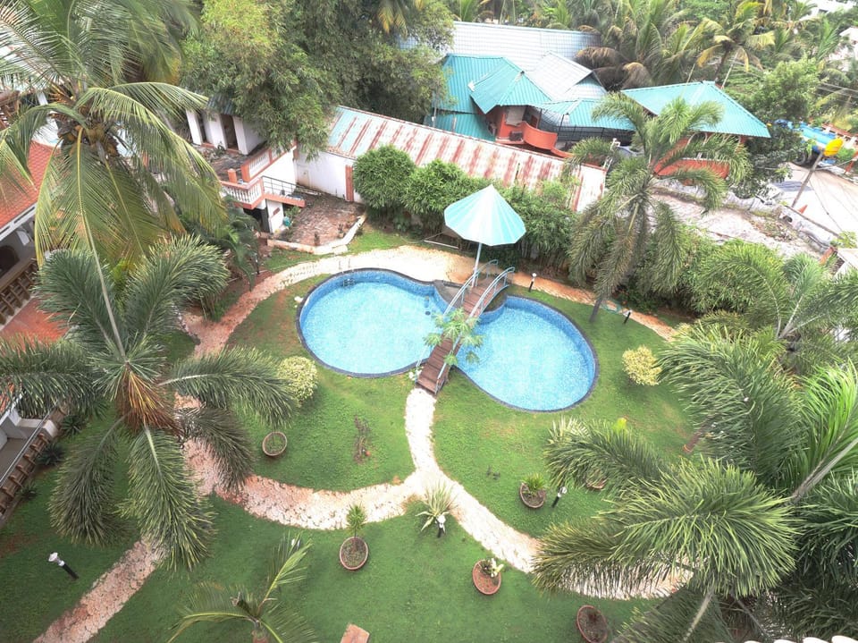 Bird's eye view, Pool view