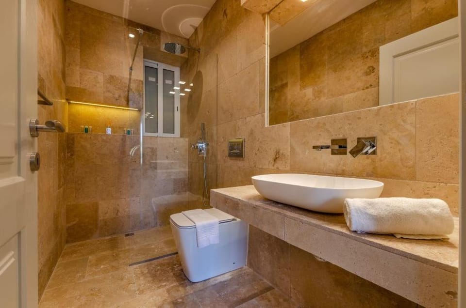 Hygge Holiday Home with Large Communal Pool and Private Hot Tub Apartment in Malta