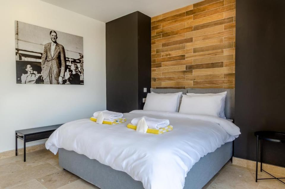 Hygge Holiday Home with Large Communal Pool and Private Hot Tub Apartment in Malta