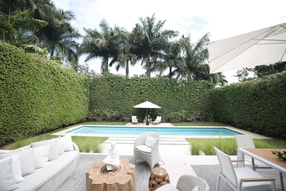 Patio, Day, Natural landscape, Garden, Living room, Seating area, Garden view, Pool view, Swimming pool, sunbed