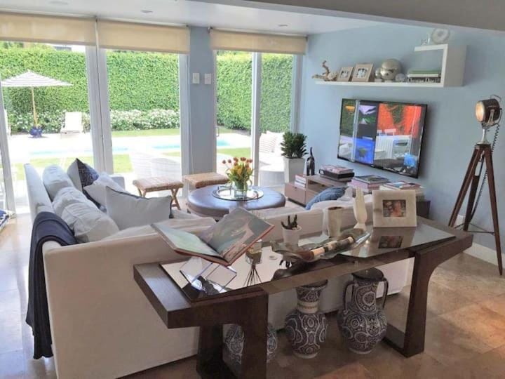 TV and multimedia, Living room, Seating area, Evening entertainment