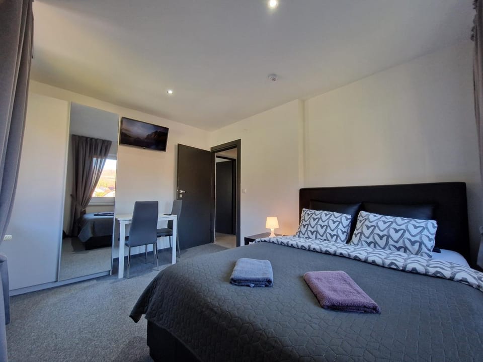 Bed, TV and multimedia, Photo of the whole room, Bedroom, towels, wardrobe