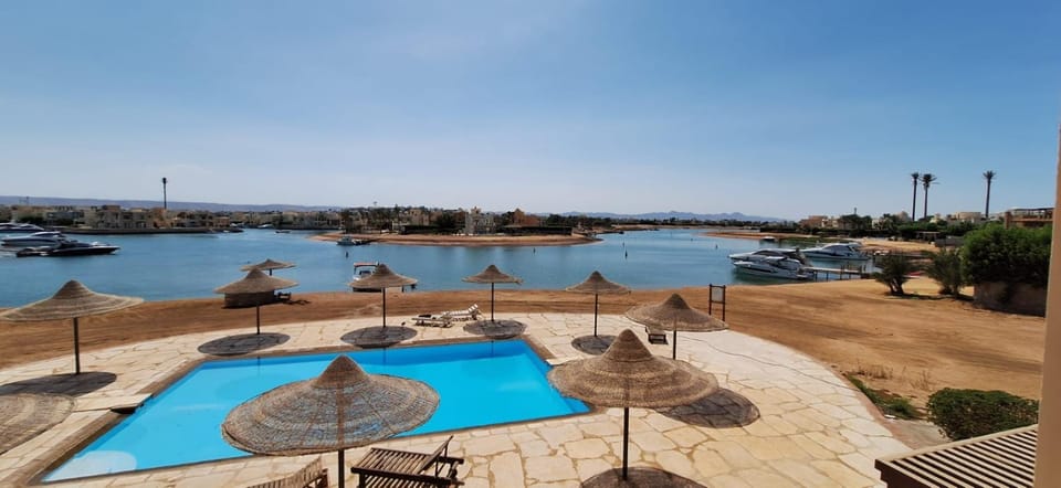 Property building, Nearby landmark, Day, Natural landscape, Lake view, Pool view, River view, Sea view, Swimming pool, Parking, sunbed
