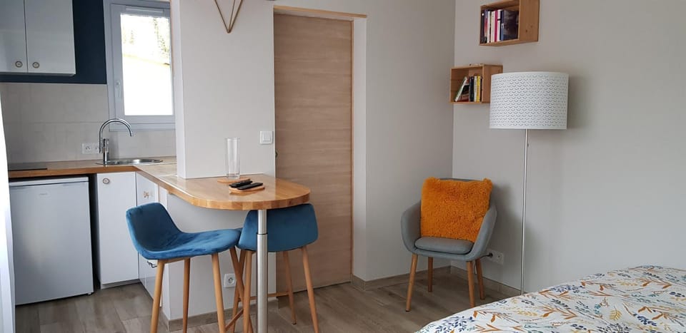 Kitchen or kitchenette, Seating area, Dining area