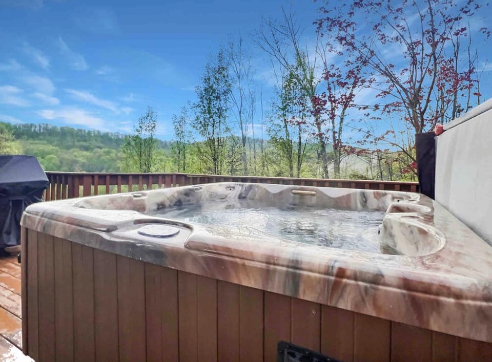 The Ridge Chalet in Ellicottville Hot Tub & Sauna Chalet in Cattaraugus