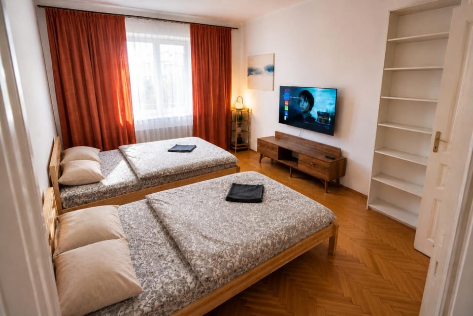 Bed, Day, TV and multimedia, Photo of the whole room, Bedroom, Time of day, towels, wardrobe