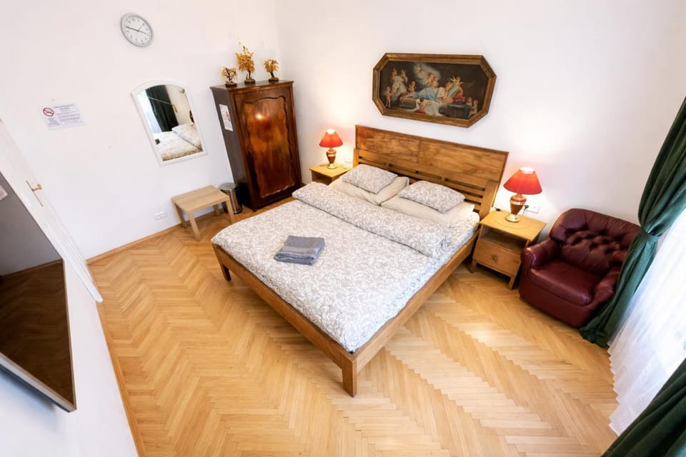 Bed, Photo of the whole room, Seating area, Bedroom, towels, wardrobe