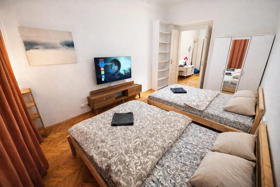 Bed, TV and multimedia, Photo of the whole room, Seating area, Bedroom, towels