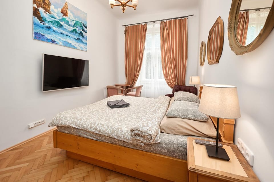 Bed, TV and multimedia, Photo of the whole room, Bedroom