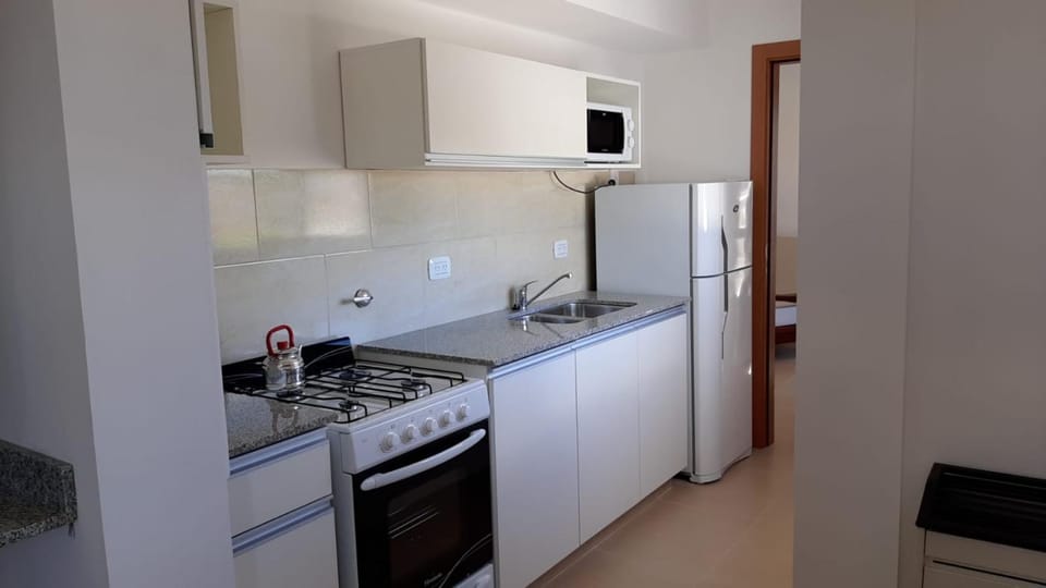 Kitchen or kitchenette, minibar, oven