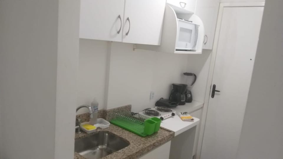 Kitchen or kitchenette, minibar, stove