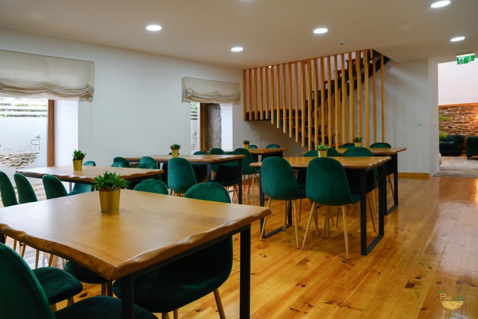Restaurant/places to eat, Lounge or bar