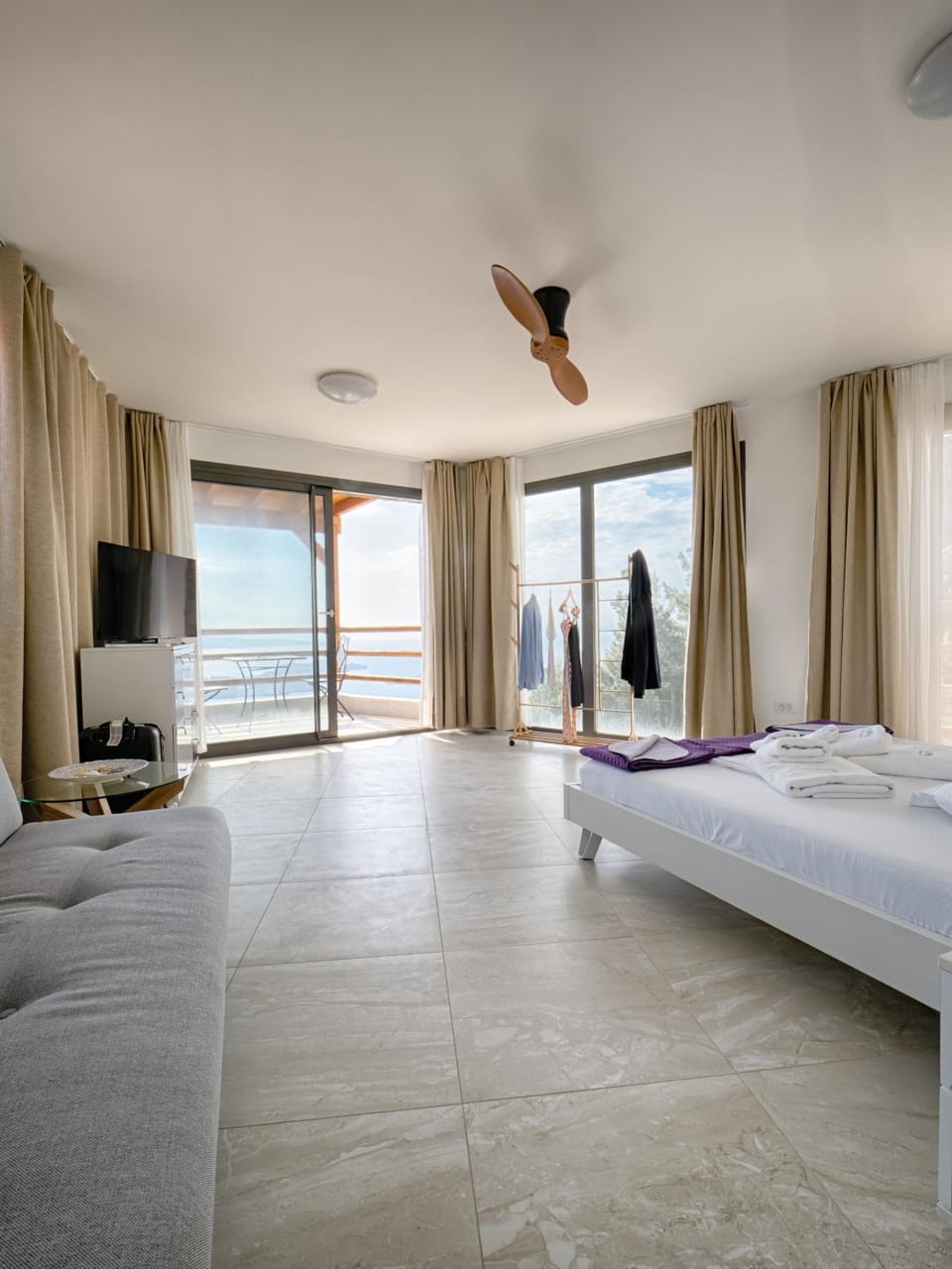 Bed, TV and multimedia, Photo of the whole room, Bedroom, towels