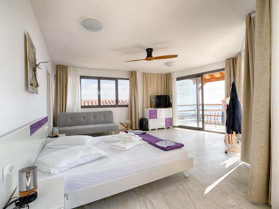Bed, TV and multimedia, Photo of the whole room, Bedroom, towels