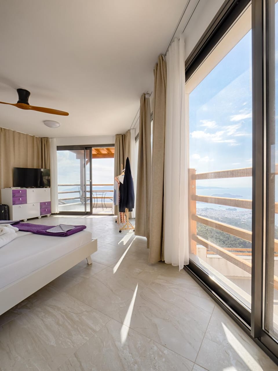 Bed, Natural landscape, View (from property/room), Balcony/Terrace, Photo of the whole room, Bedroom, Sea view, towels, wardrobe