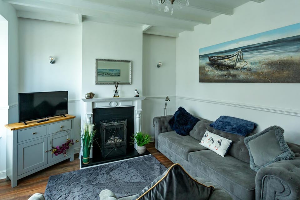 Communal lounge/ TV room, TV and multimedia, Living room, Seating area, Evening entertainment