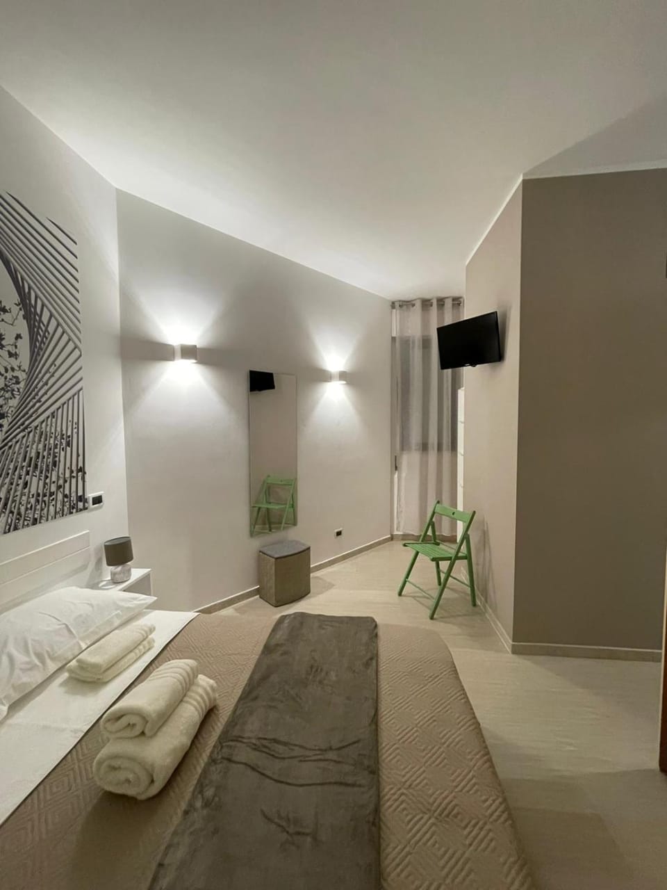 Photo of the whole room, Bedroom