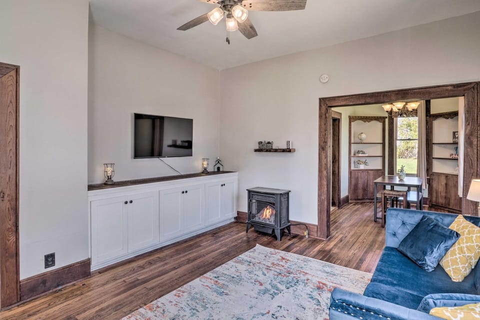 Lake Charles Cottage w/ Fireplace & Yard! House in Lake Charles