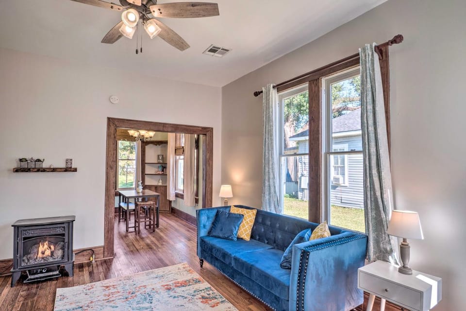 Lake Charles Cottage w/ Fireplace & Yard! House in Lake Charles